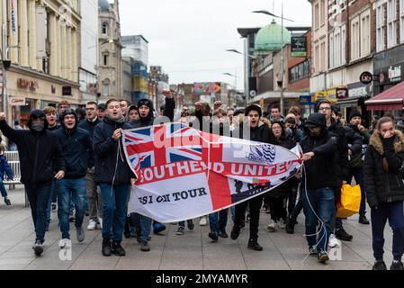 Southend Utd Fußballfans singen gegen Ron Martin. Demonstranten versammelten sich in der High Street, bevor sie zum Roots Hall-Gelände des Clubs marschierten Stockfoto