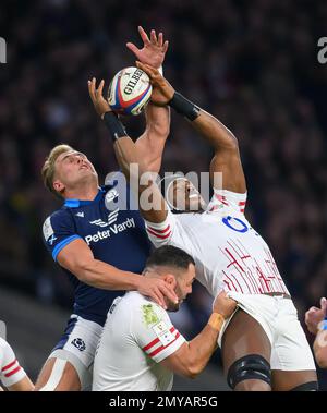 04. Januar 2023 - England gegen Schottland - Guinness Six Nations - Twickenham Stadium Englands Maro Itoje kämpft während des Spiels der sechs Nationen gegen Schottland um einen Luftball mit Duhan van der Merwe. Bild : Mark Pain / Alamy Live News Stockfoto