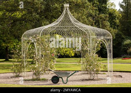 Schmiedeeiserne Pergola in einem Park. Stockfoto