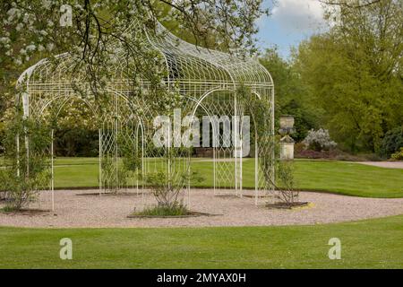 Schmiedeeiserne Pergola in einem Park. Stockfoto