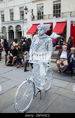 Bristol, vereinigtes Königreich 04, 04, 2015 Ein Straßenkünstler, der sich als Statue auf einem Fahrrad ausgibt, ist im Stadtzentrum zu sehen und unterhält die Touristenmassen Stockfoto