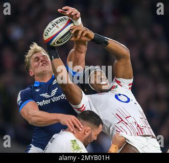 04. Januar 2023 - England gegen Schottland - Guinness Six Nations - Twickenham Stadium Englands Maro Itoje kämpft während des Spiels der sechs Nationen gegen Schottland um einen Luftball mit Duhan van der Merwe. Bild : Mark Pain / Alamy Live News Stockfoto