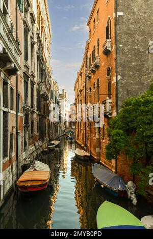 Rio di San Cassiano Kanal zwischen den Vierteln San Polo und Santa Croce mit Palazzo Albrizzi im Hintergrund im Sommer, Venedig, Venetien, Italien Stockfoto