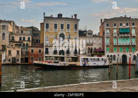 Eine Fähre auf dem Canale Grande vor dem Palazzo Civran, Heimat der Guardia di Finanza (Finanzpolizei), Venedig, Veneto, Italien Stockfoto