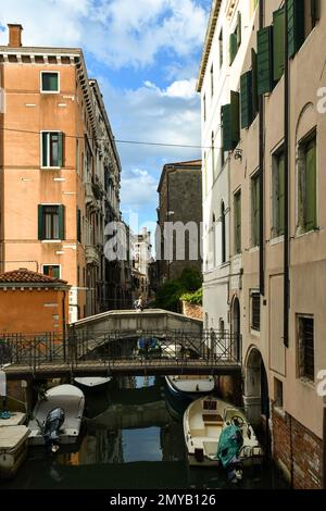 Brücke Ponte Giovanni Andrea dalla Croce am Kanal Rio de San Cassan zwischen den Vierteln San Polo und Santa Croce, Veneto, Italien Stockfoto