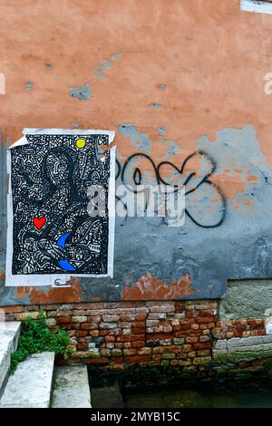 Straßenkunst inspiriert von Leonardo da Vincis Porträt von Mona Lisa an einer Wand mit Blick auf den Rio de San Cassan im Sestiere von San Polo, Venedig Stockfoto