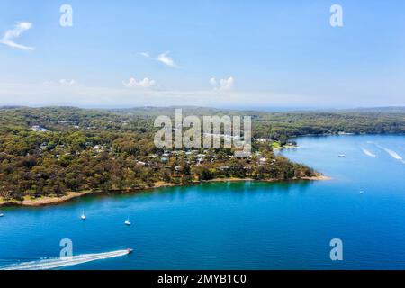 Uferpromenade am Murrays Beach Küstenort am Lake Macquarie in Australien - malerische Luftlandschaft. Stockfoto