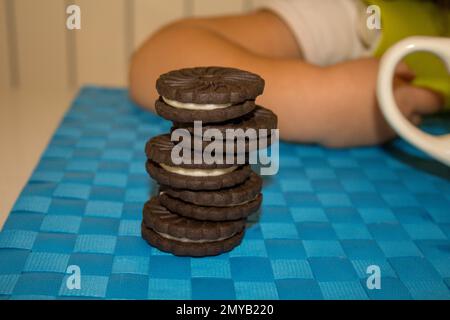 Bild einer Pyramide aus Keksen, die ein Kind während des Frühstücks zubereitet hat. Stockfoto
