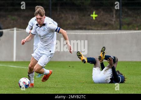 Swansea, Wales. 4. Februar 2023 Joshua Carey aus Swansea City in Aktion während des Spiels der Professional Development League zwischen Swansea City under 18 und Millwall under 18 an der Swansea City Academy in Swansea, Wales, UK, am 4. Februar 2023. Kredit: Duncan Thomas/Majestic Media. Stockfoto