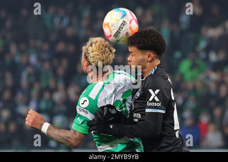 04. Februar 2023, Bayern, Fürth: Fußball: 2. Bundesliga, SpVgg Greuther Fürth - 1. FC Nürnberg, Spieltag 19 im Sportpark Ronhof Thomas Sommer. Fürths Armindo Sieb (l) kämpft mit Nürnbergs Jermain Nischalke um den Ball. Foto: Daniel Karmann/dpa - WICHTIGER HINWEIS: Gemäß den Anforderungen der DFL Deutsche Fußball Liga und des DFB Deutscher Fußball-Bund ist es verboten, im Stadion aufgenommene Fotografien und/oder das Spiel in Form von Sequenzbildern und/oder videoähnlichen Fotoserien zu verwenden oder verwenden zu lassen. Stockfoto