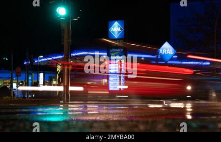 Berlin, Deutschland. 01. Februar 2023. Blick auf eine aral-Tankstelle mit vorbeifahrendem Verkehr. Kredit: Hauke Schröder/dpa-Zentralbild/dpa/Alamy Live News Stockfoto