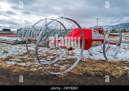 Brandneue Radliniensprinkler in einem verschneiten Anlagengelände in der Nähe von Adin, Kalifornien, USA Stockfoto