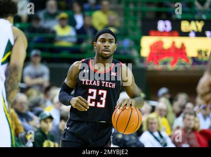 Ferrell Center Waco, Texas, USA. 4. Februar 2023. Texas Tech Red Raiders bewachen De'Vion Harmon (23) während der 2. Hälfte des NCAA-Basketballspiels zwischen den Texas Tech Red Raiders und den Baylor Bears im Ferrell Center Waco, Texas. Matthew Lynch/CSM/Alamy Live News Stockfoto