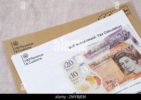 London, Vereinigtes Königreich - Februar 4. 2023: HM Revenue and Customs Forms Hintergrund. Ein Formular zur Steuerberechnung für Selbstveranlagung. HMRC ist die Abfahrt Stockfoto