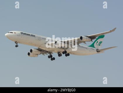 Der Airbus A340 Mahan Air trifft am Dubai International Airport ein Stockfoto