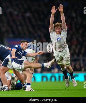 04. Januar 2023 - England gegen Schottland - Guinness Six Nations - Twickenham Stadium Ben White verlässt während des Spiels der sechs Nationen gegen Schottland das sich nähernde Ollie Chessum. Bild : Mark Pain / Alamy Live News Stockfoto