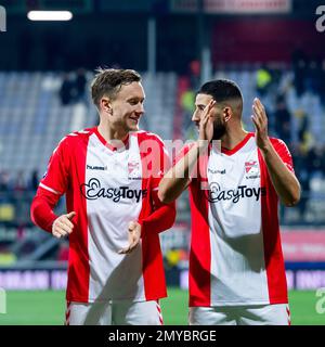 EMMEN - (lr) Mike te Wierik vom FC Emmen, Ahmed El Messaoudi vom FC Emmen dankt den Fans des FC Emmen während des niederländischen Premier League-Spiels zwischen dem FC Emmen und Vitesse am 4. Februar 2023 in De Oude Meerdijk in Emmen, Niederlande. ANP COR LASKER Stockfoto