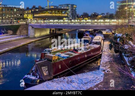 Nachtsicht auf Kanalboote auf einem Teil über dem Regent's Canal bei King's Cross in London. Stockfoto