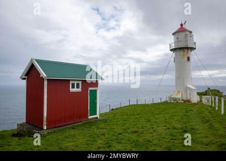 Traditionelles färöisches Holzhaus in der Nähe des Akraberg Leuchtturms auf der Südsuduroy Insel, Färöer Inseln Stockfoto