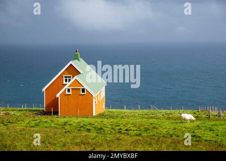 Traditionelles färöisches Holzhaus in der Nähe des Akraberg Leuchtturms auf der Südsuduroy Insel, Färöer Inseln Stockfoto