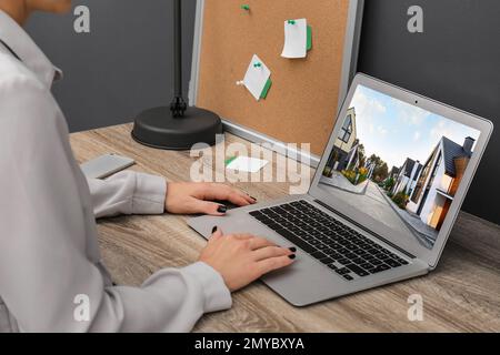 Geschäftsfrau oder Immobilienmaklerin, die sich online ein Immobilienportfolio ansieht, eine Nahaufnahme Stockfoto