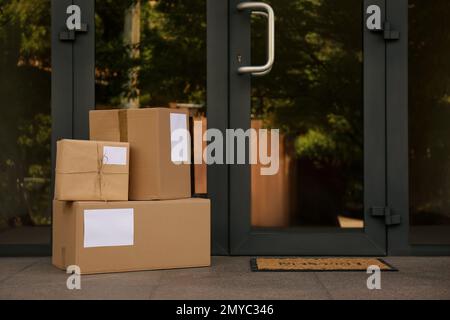 Zustellpakete auf der Veranda nahe der Eingangstür Stockfoto