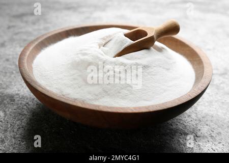 Backpulver in Schüssel auf grauem Tisch Stockfoto