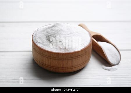 Backpulver in Schüssel auf weißem Holztisch Stockfoto