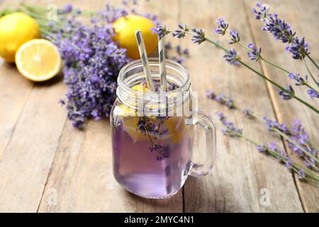 Frische köstliche Limonade mit Lavendel in masson-Glas auf Holztisch Stockfoto