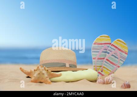 Verschiedene Strandobjekte auf Sand in der Nähe des Meeres Stockfoto