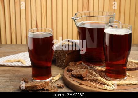 Köstlicher Kavass, Brot und Spikes auf einem Holztisch Stockfoto