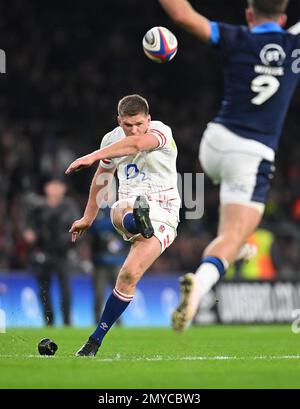 04. Januar 2023 - England gegen Schottland - Guinness Six Nations - Twickenham Stadium Owen Farrell von England tritt während des Spiels der sechs Nationen gegen Schottland in eine Konversion. Bild : Mark Pain / Alamy Live News Stockfoto
