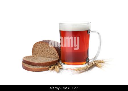 Köstlicher Kavass, Brot und Stacheln auf weißem Hintergrund Stockfoto