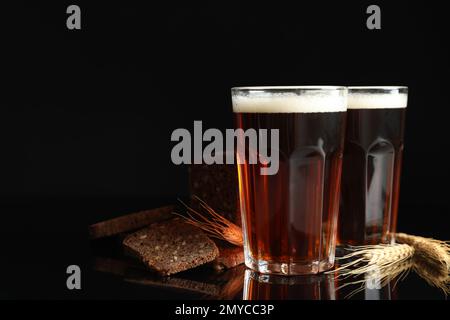 Köstlicher Kavass, Brot und Stacheln auf schwarzem Hintergrund Stockfoto