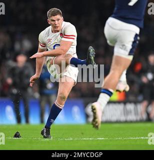 04. Januar 2023 - England gegen Schottland - Guinness Six Nations - Twickenham Stadium Owen Farrell von England tritt während des Spiels der sechs Nationen gegen Schottland in eine Konversion. Bild : Mark Pain / Alamy Live News Stockfoto