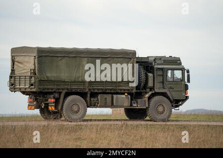 Britischer Soldat SV 4x4 Logistik LKW in Aktion, Wiltshire UK Stockfoto