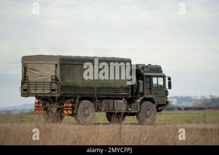 Britischer Soldat SV 4x4 Logistik LKW in Aktion, Wiltshire UK Stockfoto