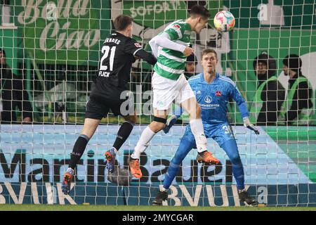 04. Februar 2023, Bayern, Fürth: Fußball: 2. Bundesliga, SpVgg Greuther Fürth - 1. FC Nürnberg, Spieltag 19 im Sportpark Ronhof Thomas Sommer. Fürths Damian Michalski (M) kämpft mit Nürnbergs Florian Flick (l) um den Ball. Foto: Daniel Karmann/dpa - WICHTIGER HINWEIS: Gemäß den Anforderungen der DFL Deutsche Fußball Liga und des DFB Deutscher Fußball-Bund ist es verboten, im Stadion aufgenommene Fotografien und/oder das Spiel in Form von Sequenzbildern und/oder videoähnlichen Fotoserien zu verwenden oder verwenden zu lassen. Stockfoto