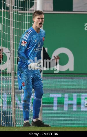 04. Februar 2023, Bayern, Fürth: Fußball: 2. Bundesliga, SpVgg Greuther Fürth - 1. FC Nürnberg, Spieltag 19 im Sportpark Ronhof Thomas Sommer. Nürnberger Torwart Peter Vindahl Jensen reagiert auf das Stück. Foto: Daniel Karmann/dpa - WICHTIGER HINWEIS: Gemäß den Anforderungen der DFL Deutsche Fußball Liga und des DFB Deutscher Fußball-Bund ist es verboten, im Stadion aufgenommene Fotografien und/oder das Spiel in Form von Sequenzbildern und/oder videoähnlichen Fotoserien zu verwenden oder verwenden zu lassen. Stockfoto