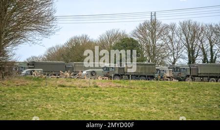 Salisbury, Wiltshire UK - Februar 5 2023: Soldaten bereiten Militärfahrzeuge für eine militärische Übung vor Stockfoto