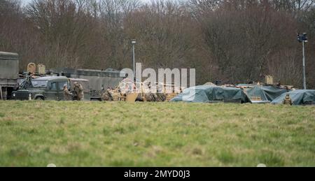 Salisbury, Wiltshire UK - Februar 5 2023: Soldaten bereiten Militärfahrzeuge für eine militärische Übung vor Stockfoto