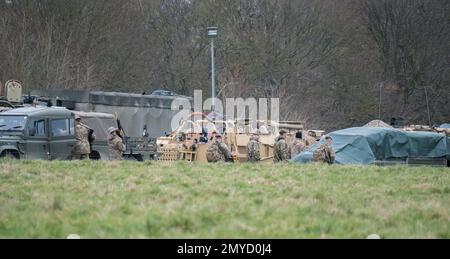 Salisbury, Wiltshire UK - Februar 5 2023: Soldaten bereiten Militärfahrzeuge für eine militärische Übung vor Stockfoto