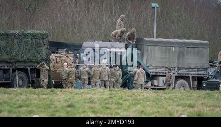 Salisbury, Wiltshire UK - Februar 5 2023: Soldaten bereiten Militärfahrzeuge für eine militärische Übung vor Stockfoto