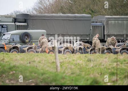 Salisbury, Wiltshire UK - Februar 5 2023: Soldaten bereiten Militärfahrzeuge für eine militärische Übung vor Stockfoto