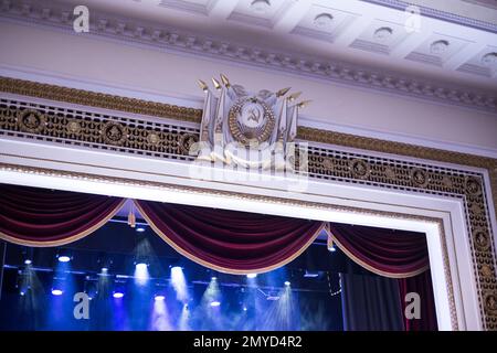 Tallinn, Estland - 4. Februar 2023: Wappen der Sowjetunion über der Bühne des russischen Kulturzentrums (Vene Kultuurikeskus). Stockfoto