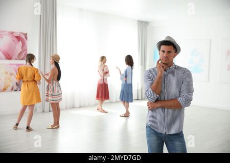 Rücksichtsvoller Mann bei der Ausstellung in der Kunstgalerie Stockfoto