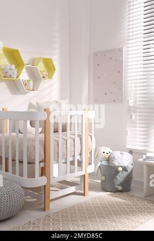 Sechseckige Regale an der weißen Wand im Kinderzimmer. Innendesign Stockfoto