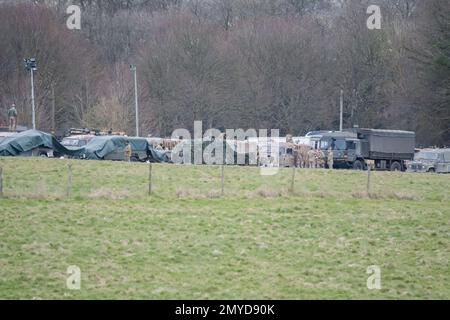 Salisbury, Wiltshire UK - Februar 5 2023: Soldaten bereiten Militärfahrzeuge für eine militärische Übung vor Stockfoto