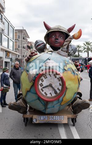 Viareggio, Italien. 4. Februar 2023 Parade entlang der Küstenstraßen der allegorischen Festwagen des Viareggio Carnival 2023. Viareggio (LU) Kredit: Independent Photo Agency Srl/Alamy Live News Stockfoto