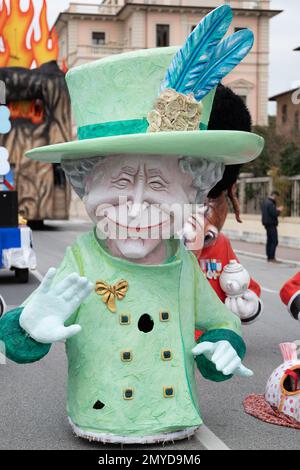 Viareggio, Italien. 4. Februar 2023 Parade entlang der Küstenstraßen der allegorischen Festwagen des Viareggio Carnival 2023. Viareggio (LU) Kredit: Independent Photo Agency Srl/Alamy Live News Stockfoto